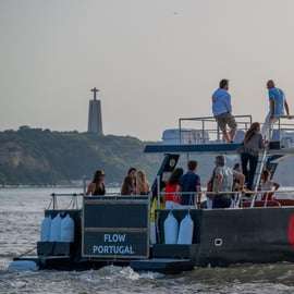 Lissabon: Bootstour mit Getränken (kleine Gruppe, ohne Menschenmassen)