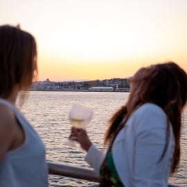 Lissabon: Tagus River Sunset Tour mit Snacks und Getränken