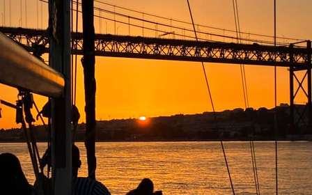 Zonsondergang aan boord van een zeilboot in Lissabon!