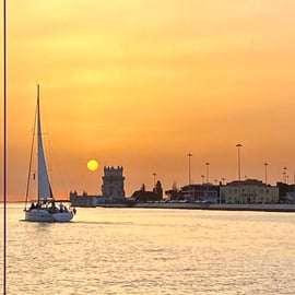 Lissabon: Privétocht bij zonsondergang op een luxe boot op de rivier de Taag