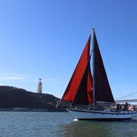 Lissabon: Daglicht of zonsondergang op een oude zeilboot