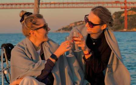 Lissabon: 2 Stunden geführte Bootstour bei Sonnenuntergang mit Getränken