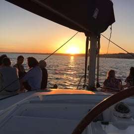 Lissabon: Katamaranfahrt bei Sonnenuntergang mit Begrüßungsgetränk