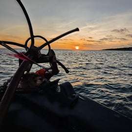 Cascais: Sonnenuntergangsfahrt nach Lissabon mit offener Bar