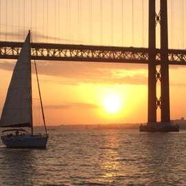 Lissabon: Privétocht bij zonsondergang op een luxe boot op de rivier de Taag