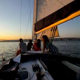 Go Sailing - Seglingstur i Lissabon med vin och snacks