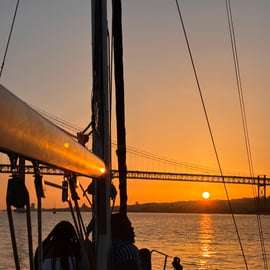 Zonsondergang aan boord van een zeilboot in Lissabon!
