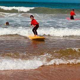 Surflektion för nybörjare i Caparica (Lissabon)
