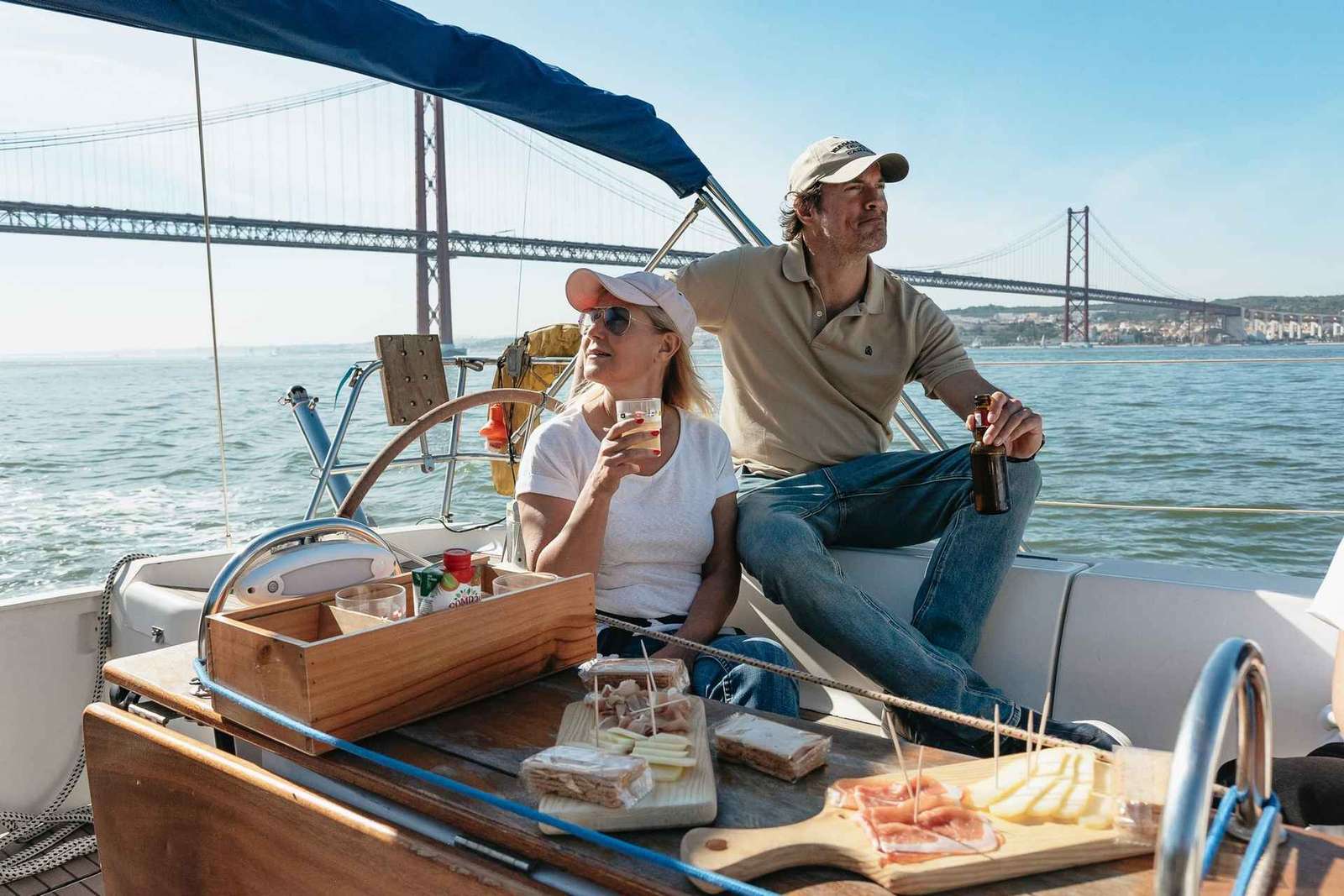 Lissabon: Stadssilhuett Segelbåtskryssning med drink och snacks