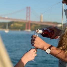 Lissabon: klassieke zeilboottocht bij zonsondergang met wijn en tapas