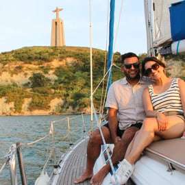 Lissabon: Bootstour zur goldenen Stunde mit Begrüßungsdrink