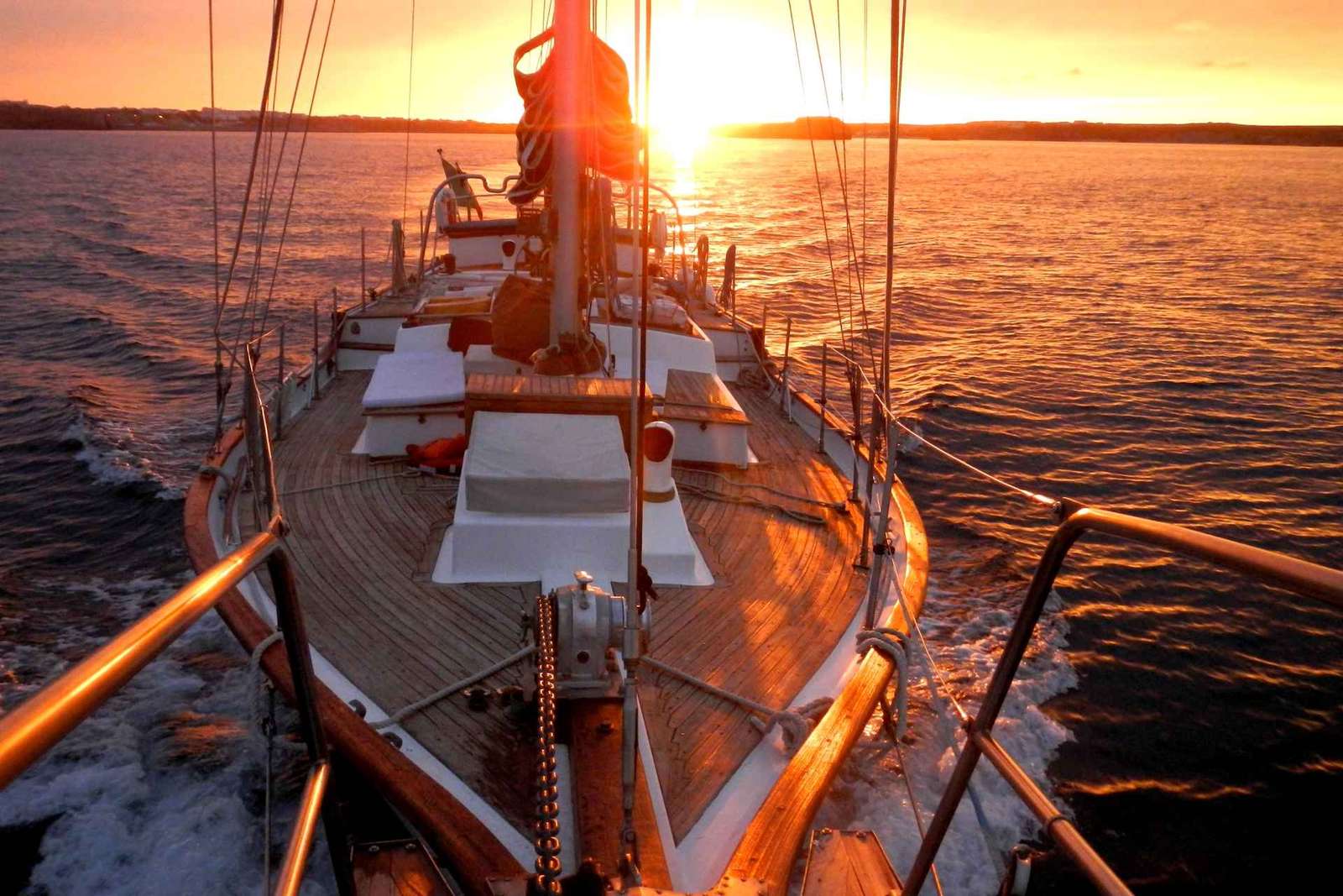 Lissabon: Daglicht of zonsondergang op een oude zeilboot