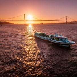 Lissabon: Tejo-Fluss-Sonnenuntergangs-Kreuzfahrt mit Begrüßungsgetränk