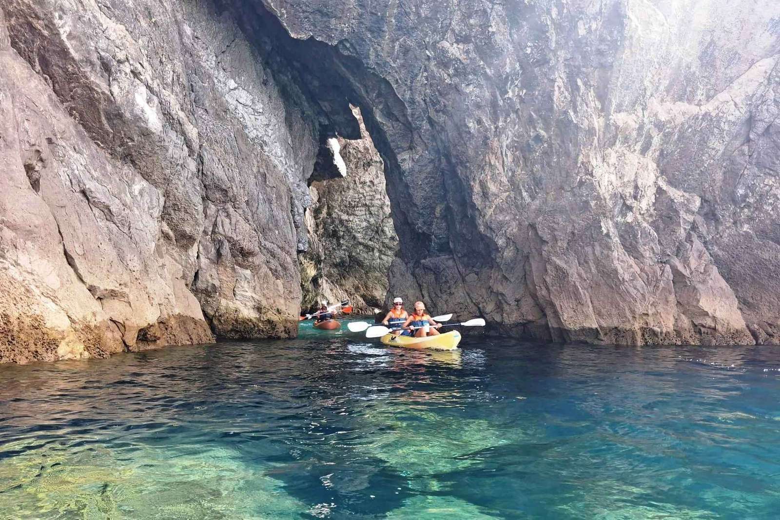 Sesimbra: Ribeiro Cavalo strand, grotten & Arrábida kajaktour