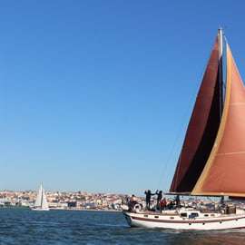 Lissabon: Daglicht of zonsondergang op een oude zeilboot
