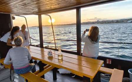 Cascais: Sonnenuntergangsfahrt nach Lissabon mit offener Bar