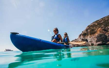 Sesimbra: Arrabida Naturpark & Höhlen Geführte Kajaktour