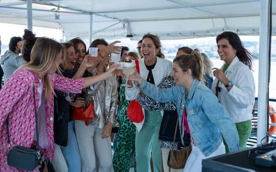 Lissabon: Bootstour bei Sonnenuntergang mit Musik und Getränken