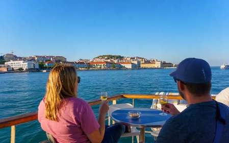 Lissabon: Tagus River Bootstour mit einem Getränk inklusive