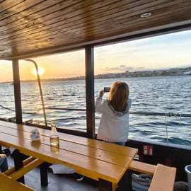 Cascais: Sonnenuntergangsfahrt nach Lissabon mit offener Bar
