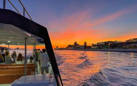 Lissabon: Exklusive Bootsfahrt bei Sonnenuntergang