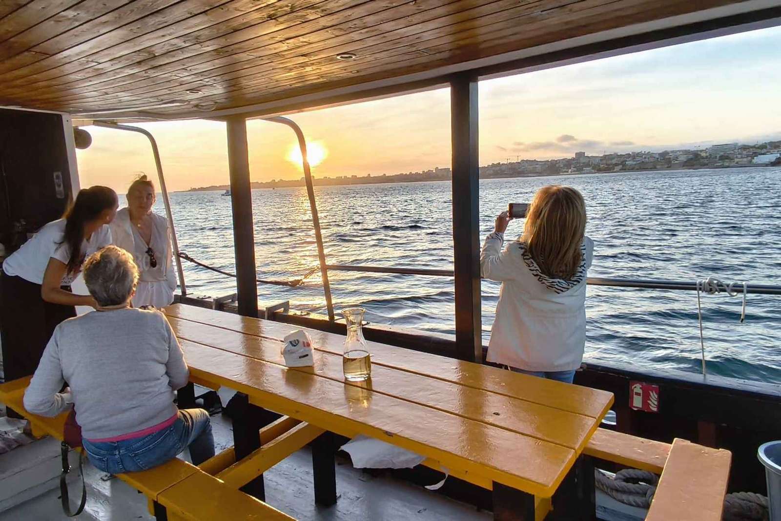 Cascais: Sonnenuntergangsfahrt nach Lissabon mit offener Bar