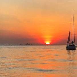Lissabon: Privétocht bij zonsondergang op een luxe boot op de rivier de Taag