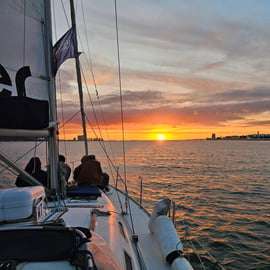 Lissabon: Stadssilhuett Segelbåtskryssning med drink och snacks