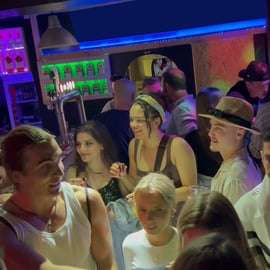 Lissabon Pub Crawl: Unbegrenzte Drinks, Shots & V.I.P. Club Eintritt