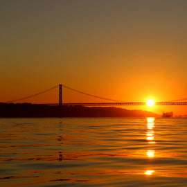 Lissabon: Daglicht of zonsondergang op een oude zeilboot