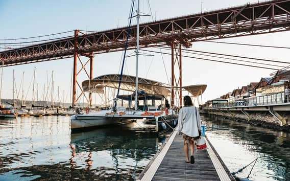 Lissabon: Katamaran-Tour bei Sonnenuntergang mit Musik und Getränken