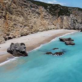 Sesimbra: Arrábida Strände & Höhlen Bootstour mit Schnorcheln