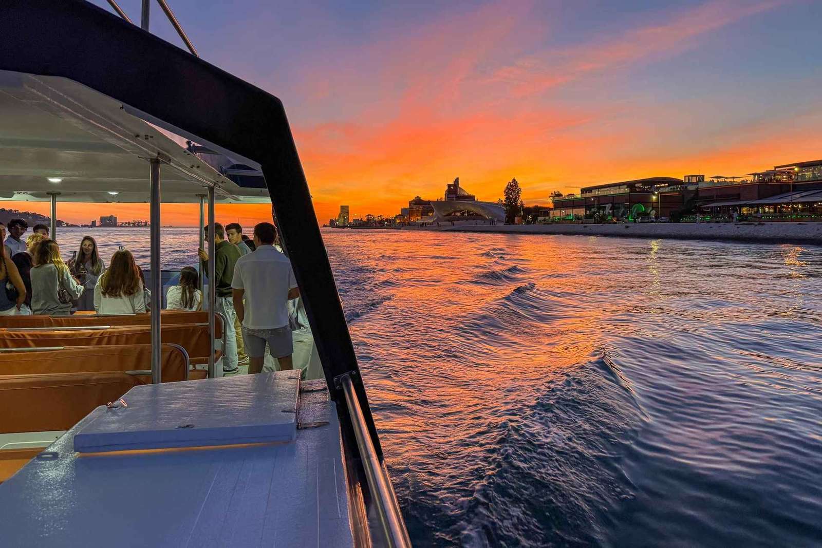 Lissabon: Exklusive Bootsfahrt bei Sonnenuntergang