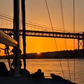 Zonsondergang aan boord van een zeilboot in Lissabon!