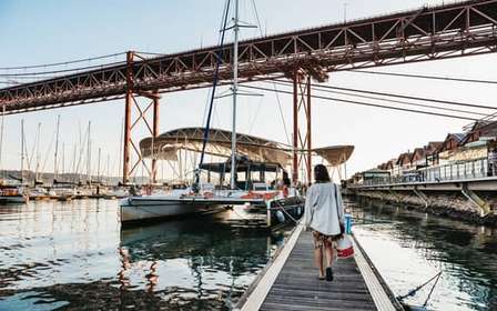 Lissabon: Katamaran-Tour bei Sonnenuntergang mit Musik und Getränken