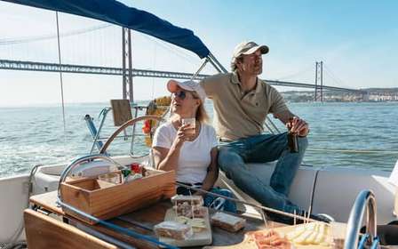 Lissabon: Stad Skyline Zeilboot Cruise met drankje en snacks