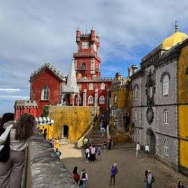 Halbtägige Tour zu den Palästen von Sintra Pena und Regaleira mit kleiner Gruppe