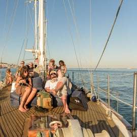 Lissabon: klassieke zeilboottocht bij zonsondergang met wijn en tapas