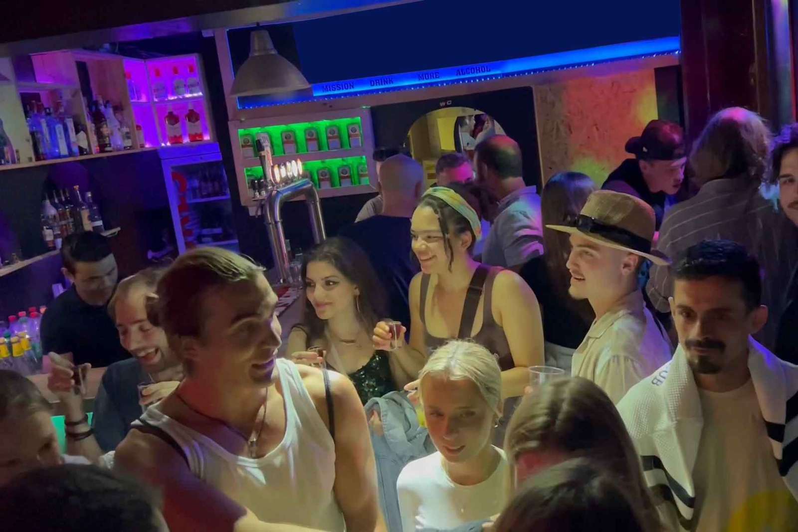Lissabon Pub Crawl: Unbegrenzte Drinks, Shots & V.I.P. Club Eintritt